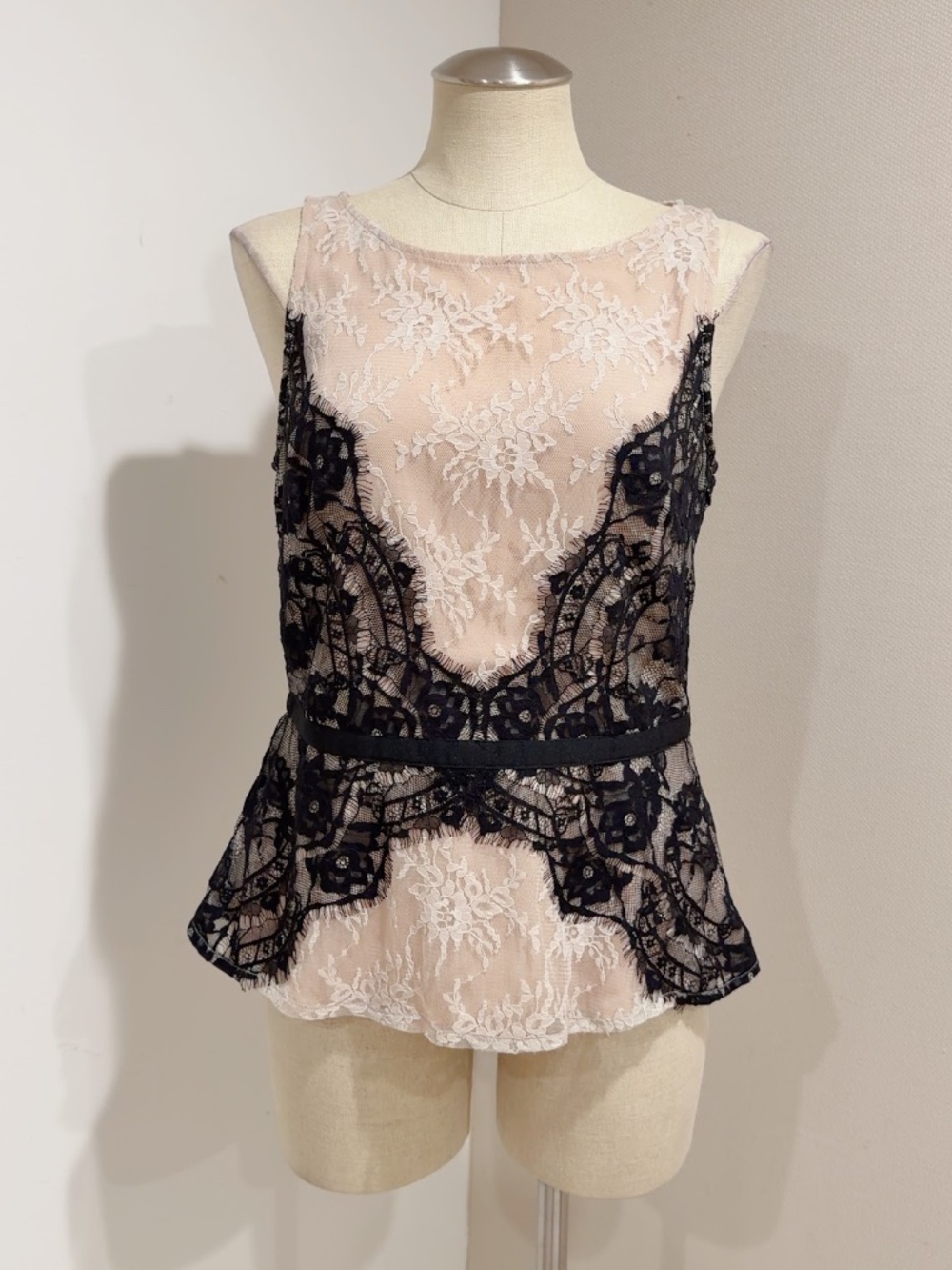 Ann Taylor LOFT Women's Nude Black Lace Sleeveless Peplum Top Size 6